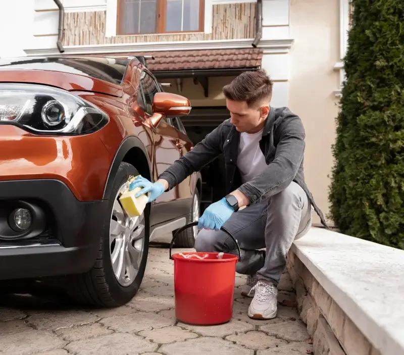 Lavage auto à domicile Engomer : professionnel intervenant sur un véhicule